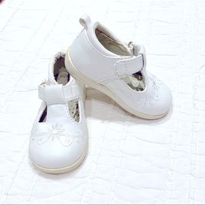 Vintage white leather walking shoes